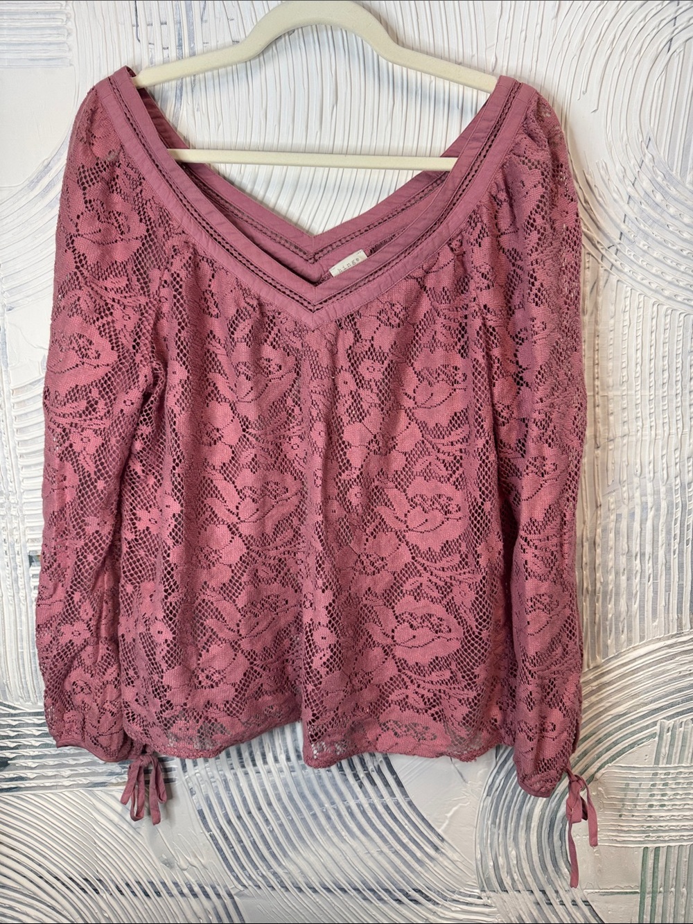 hinge Rose Lace V‑Neck Long Sleeve Tunic N0785
